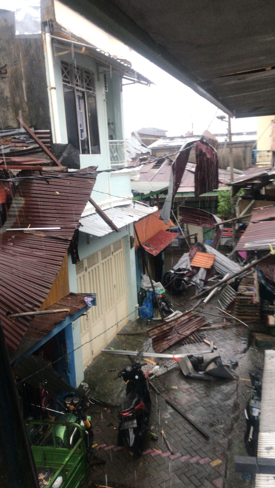 Angin Puting Beliung Terjang Makassar, 77 Rumah Dilaporkan Rusak Parah